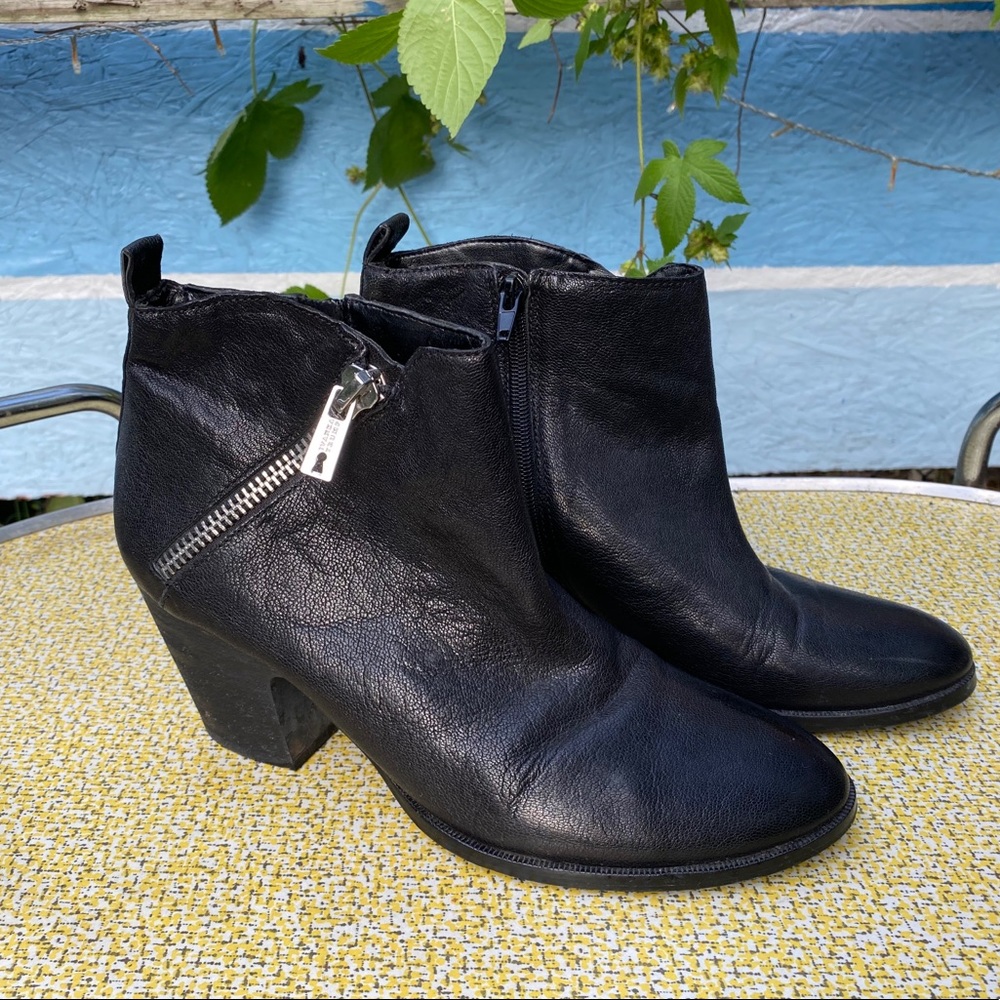 Black Leather Ankle boot with Zipper Detail